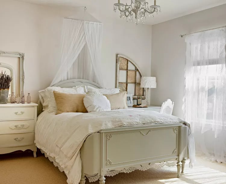 airy-bedroom-canopy-antique-accents-0f4989bb-cc91931879b84c38bc6cce0384faee6e