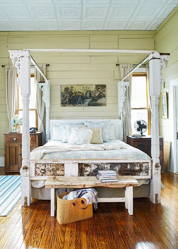 four-poster-antique-bed-dressing-table-ef7c6c5f-f36af28b8c1b412fbf426138164722ca