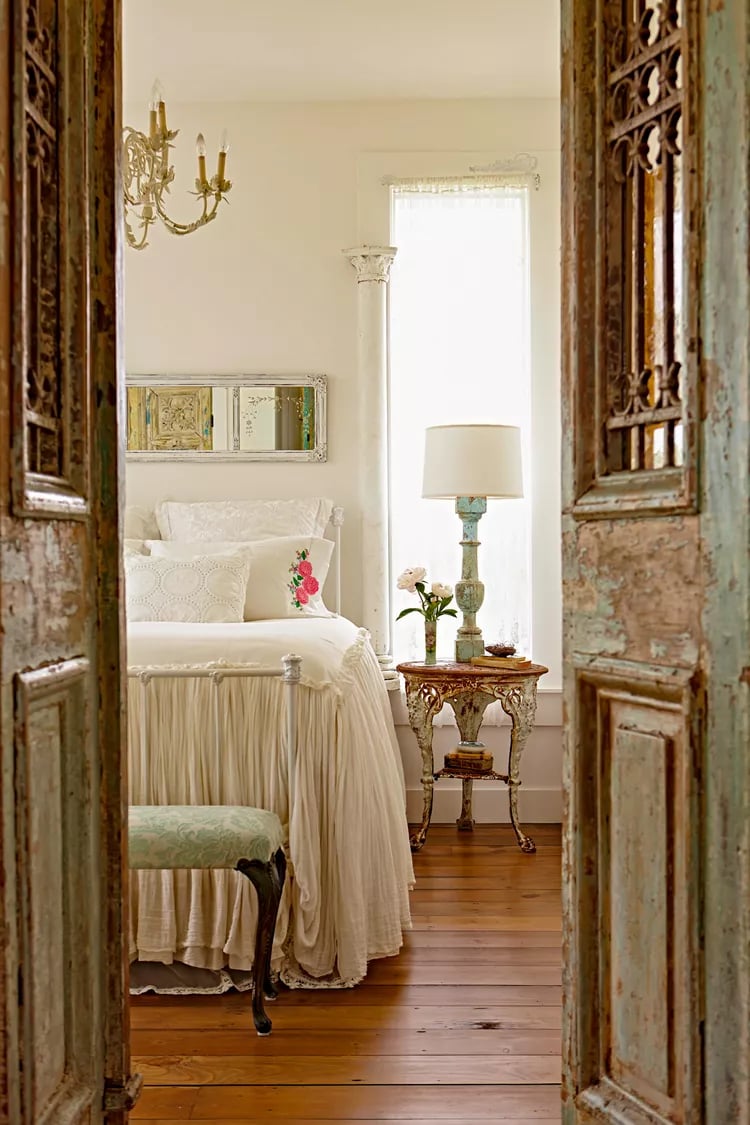 rustic-antique-doors-white-bedroom-f28398bc-685bcd559d6a40549495bc0df51d3189